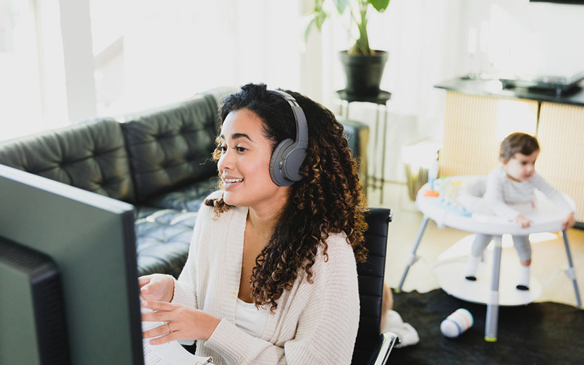 woman conducting effective virtual performance review